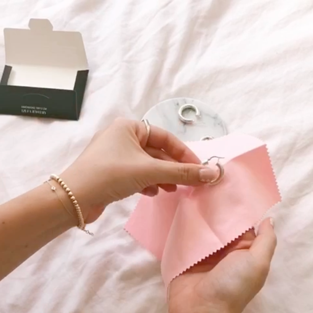 https://cdn.shopify.com/s/files/1/1308/3825/files/cloth.mp4?v=1592326113
